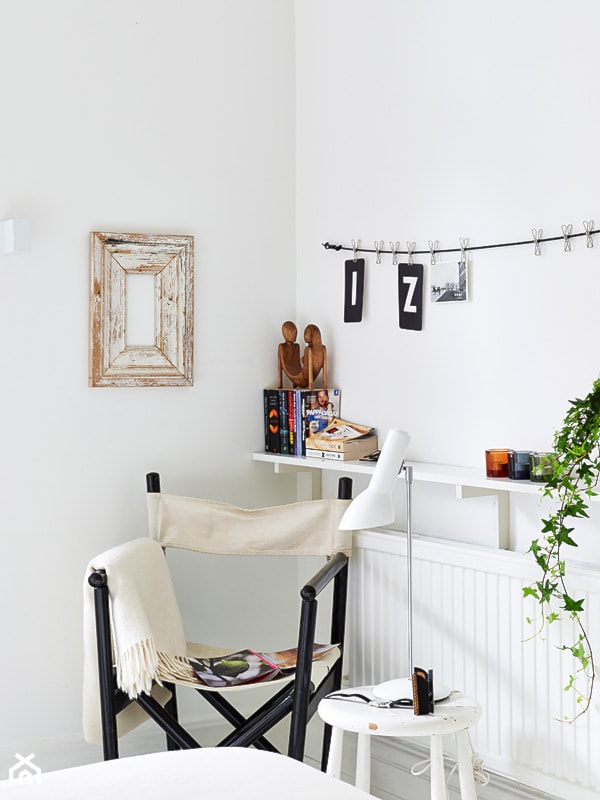 Mieszkanie w bieli - bez zbędnego przepychu - Salon, styl nowoczesny - zdjęcie od Ploneres.pl