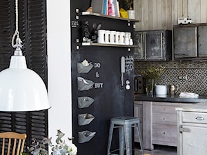 Lubiany styl industrialny - Mała otwarta z salonem kuchnia w kształcie litery l, styl industrialny - zdjęcie od Ploneres.pl