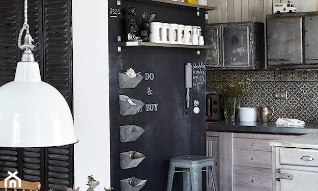 farba tablicowa w kuchni, metalowy hoker, postarzane meble kuchenne, metalowa lampa wisząca