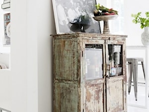 Biel, drewno i Tolix - Salon, styl rustykalny - zdjęcie od Ploneres.pl
