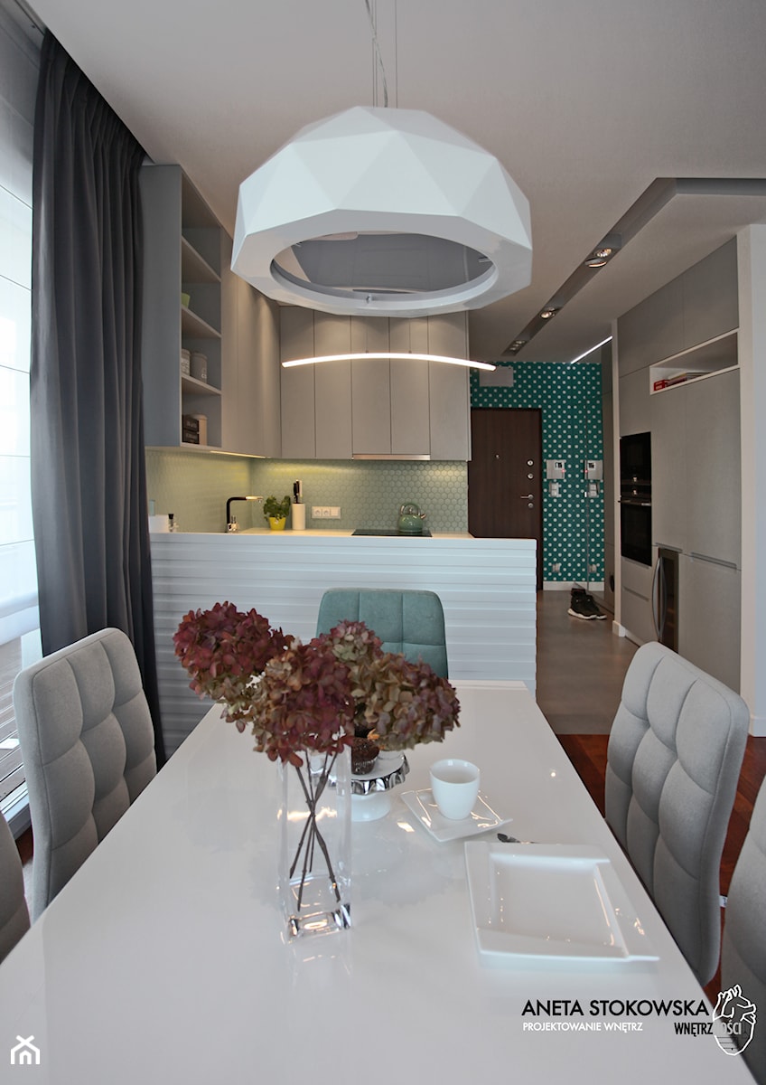 ŻOLIBORZ ARTYSTYCZNY mieszkanie 80m2 - Średnia beżowa jadalnia w kuchni, styl nowoczesny - zdjęcie od WNĘTRZNOŚCI Projektowanie wnętrz Aneta Stokowska