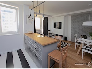 METAMORFOZA NA PRADZE - Średnia otwarta kuchnia z oknem, styl nowoczesny - zdjęcie od WNĘTRZNOŚCI Projektowanie wnętrz Aneta Stokowska