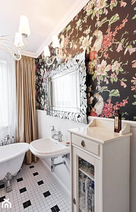 32 - Mała z lustrem łazienka z oknem, styl glamour - zdjęcie od MADA design