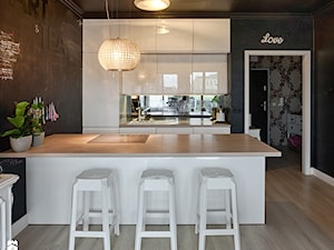 00 - Średnia otwarta z salonem czarna z zabudowaną lodówką z nablatowym zlewozmywakiem kuchnia dwurzędowa, styl nowoczesny - zdjęcie od MADA design