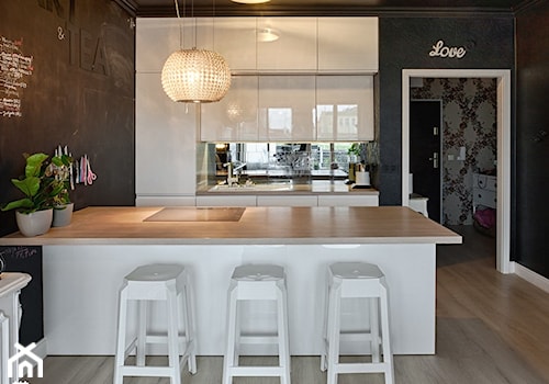 00 - Średnia otwarta z salonem czarna z zabudowaną lodówką z nablatowym zlewozmywakiem kuchnia dwurzędowa, styl nowoczesny - zdjęcie od MADA design
