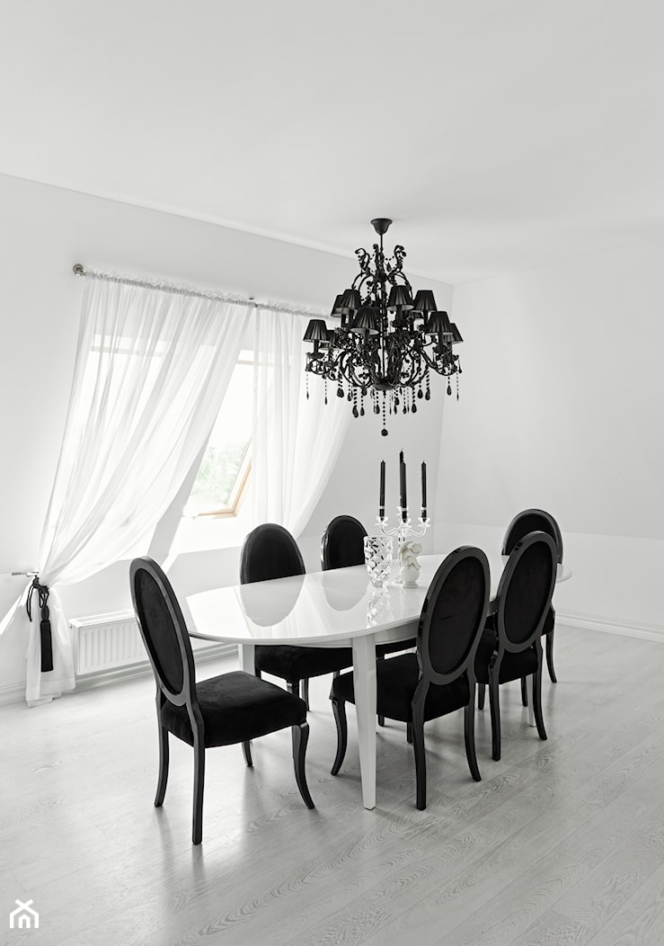 32 - Duża biała jadalnia jako osobne pomieszczenie, styl glamour - zdjęcie od MADA design - Homebook