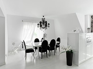 32 - Duża biała jadalnia jako osobne pomieszczenie, styl glamour - zdjęcie od MADA design
