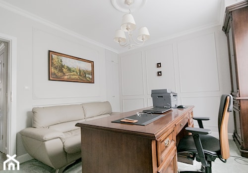 54 - Średnie w osobnym pomieszczeniu z sofą białe biuro, styl tradycyjny - zdjęcie od MADA design
