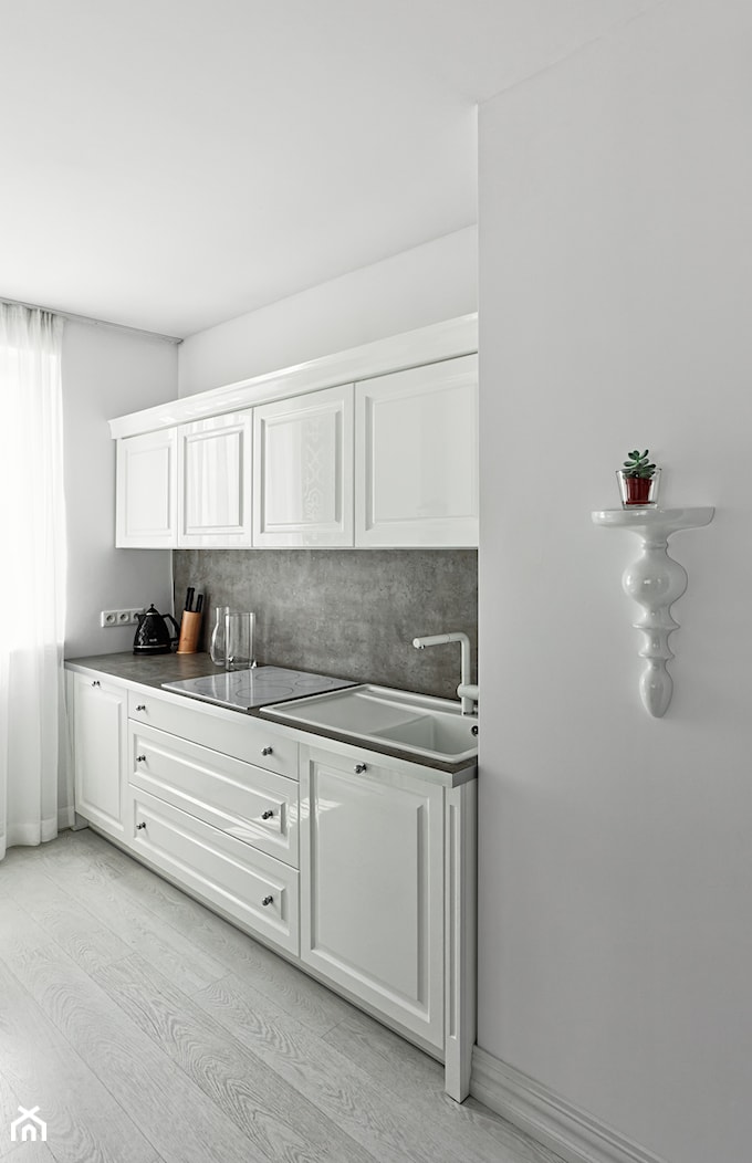 32 - Mała otwarta z salonem z kamiennym blatem biała z zabudowaną lodówką z nablatowym zlewozmywakiem kuchnia jednorzędowa, styl glamour - zdjęcie od MADA design - Homebook