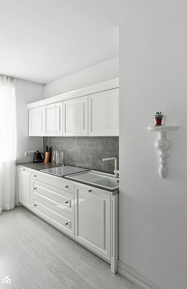 32 - Mała otwarta z salonem z kamiennym blatem biała z zabudowaną lodówką z nablatowym zlewozmywakiem kuchnia jednorzędowa, styl glamour - zdjęcie od MADA design