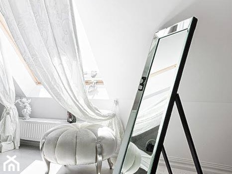 32 - Średnia biała sypialnia na poddaszu, styl glamour - zdjęcie od MADA design