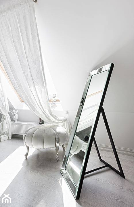 32 - Średnia biała sypialnia na poddaszu, styl glamour - zdjęcie od MADA design - Homebook