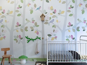Dekoracje ścian dla dzieci - Średni biały pokój dziecka dla niemowlaka dla dziecka dla chłopca dla dziewczynki, styl nowoczesny - zdjęcie od RAMARAMA - Ściana & Dekoracje