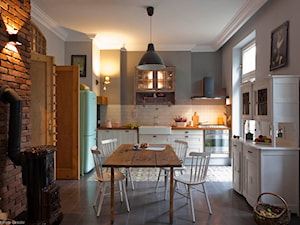 Projekt wnętrz mieszkania Kraków - Średnia otwarta biała szara z lodówką wolnostojącą z nablatowym zlewozmywakiem kuchnia w kształcie litery l, styl rustykalny - zdjęcie od mocolocco