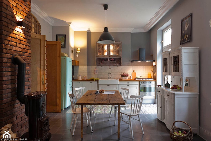 Projekt wnętrz mieszkania Kraków - Średnia otwarta biała szara z lodówką wolnostojącą z nablatowym zlewozmywakiem kuchnia w kształcie litery l, styl rustykalny - zdjęcie od mocolocco