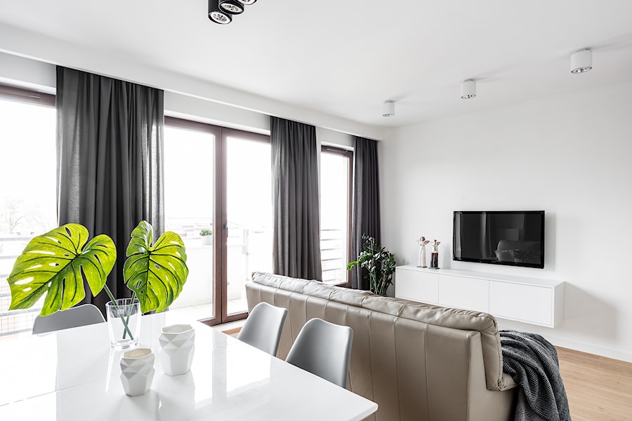 mieszkanie prywatne 60m2 - "Horyzonty Gdyni" - Średni biały salon z jadalnią z tarasem / balkonem, styl nowoczesny - zdjęcie od studio 1111