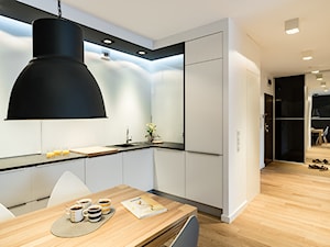 mieszkanie prywatne 60m2 - Rezydencja Daglezja - Toruń - Średnia otwarta z salonem biała z zabudowaną lodówką kuchnia w kształcie litery l, styl nowoczesny - zdjęcie od studio 1111