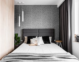 mieszkanie prywatne 60m2 - "Horyzonty Gdyni" - Mała biała szara sypialnia, styl skandynawski - zdjęcie od studio 1111 - Homebook