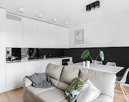 mieszkanie prywatne 60m2 - "Horyzonty Gdyni" - Mała otwarta z salonem biała czarna z zabudowaną lodó ... - zdjęcie od studio 1111 - Homebook