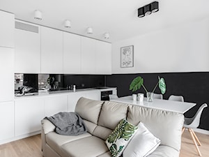 mieszkanie prywatne 60m2 - "Horyzonty Gdyni" - Mała otwarta z salonem biała czarna z zabudowaną lodówką z podblatowym zlewozmywakiem kuchnia jednorzędowa, styl nowoczesny - zdjęcie od studio 1111