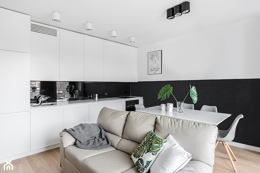 mieszkanie prywatne 60m2 - "Horyzonty Gdyni" - Mała otwarta z salonem biała czarna z zabudowaną lodówką z podblatowym zlewozmywakiem kuchnia jednorzędowa, styl nowoczesny - zdjęcie od studio 1111
