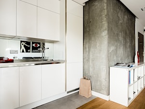 biała kuchnia, betonowa ściana - zdjęcie od studio 1111