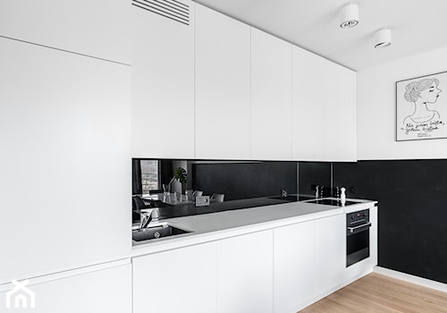 mieszkanie prywatne 60m2 - "Horyzonty Gdyni" - Duża otwarta z salonem biała czarna z zabudowaną lodówką z nablatowym zlewozmywakiem kuchnia jednorzędowa z oknem, styl nowoczesny - zdjęcie od studio 1111