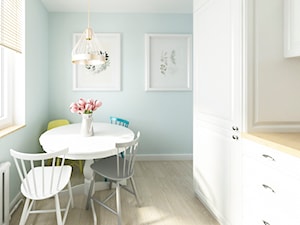 Średnia zamknięta z salonem biała niebieska kuchnia jednorzędowa z oknem, styl rustykalny - zdjęcie od APkwadrat