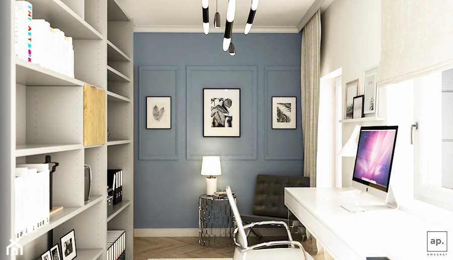 Projekt wnętrz domu w Grodzisku Mazowieckim. - Małe średnie w osobnym pomieszczeniu z zabudowanym biurkiem białe niebieskie z fotografiami na ścianie biuro, styl nowoczesny - zdjęcie od APkwadrat