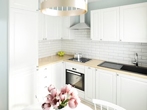 Mała z salonem biała z zabudowaną lodówką z podblatowym zlewozmywakiem kuchnia w kształcie litery l, styl tradycyjny - zdjęcie od APkwadrat