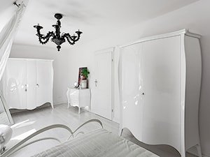 APARTAMENT - Szczecin - Średnia biała sypialnia na poddaszu - zdjęcie od KRZYSZTOF SKORUPA - fotografia wnętrz