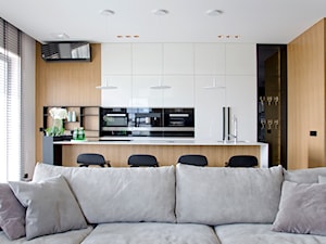 Apartament w pastelach - Średnia otwarta z salonem biała z zabudowaną lodówką z podblatowym zlewozmywakiem kuchnia dwurzędowa z oknem, styl nowoczesny - zdjęcie od Interno