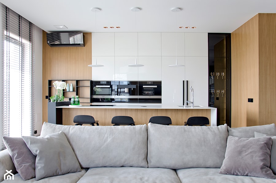 Apartament w pastelach - Średnia otwarta z salonem biała z zabudowaną lodówką z podblatowym zlewozmywakiem kuchnia dwurzędowa z oknem, styl nowoczesny - zdjęcie od Interno