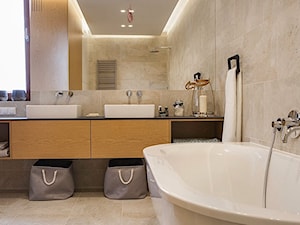 Apartament 160m2 - Mała na poddaszu bez okna z dwoma umywalkami łazienka, styl skandynawski - zdjęcie od Interno