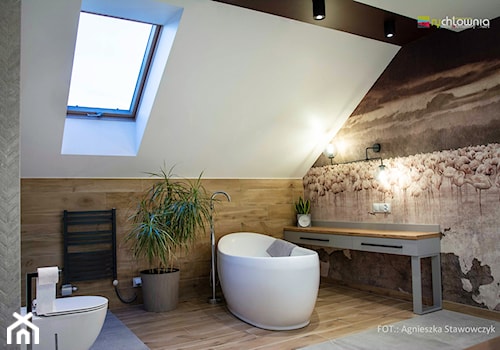 REAL - LUXURY BATH - Średnia na poddaszu z punktowym oświetleniem łazienka z oknem, styl nowoczesny - zdjęcie od Studio Architektury Wnętrz "rychtownia"