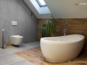 REAL - LUXURY BATH - Średnia na poddaszu z marmurową podłogą łazienka z oknem, styl nowoczesny - zdjęcie od Studio Architektury Wnętrz "rychtownia"
