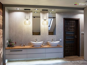 REAL - LUXURY BATH - Średnia na poddaszu z lustrem z dwoma umywalkami z punktowym oświetleniem łazienka z oknem, styl nowoczesny - zdjęcie od Studio Architektury Wnętrz "rychtownia"