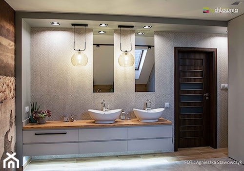 REAL - LUXURY BATH - Średnia na poddaszu z lustrem z dwoma umywalkami z punktowym oświetleniem łazienka z oknem, styl nowoczesny - zdjęcie od Studio Architektury Wnętrz "rychtownia"