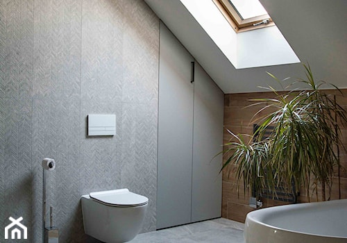 REAL - LUXURY BATH - Średnia na poddaszu z punktowym oświetleniem łazienka z oknem, styl nowoczesny - zdjęcie od Studio Architektury Wnętrz "rychtownia"