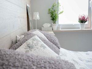REAL - MIESZKANIE PRZY LENARTOWICZA - Mała szara sypialnia, styl nowoczesny - zdjęcie od Studio Architektury Wnętrz "rychtownia"
