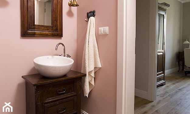różowa farba w łazience