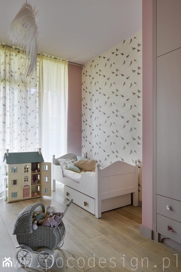 Ćwierkanie na ścianie - Średni różowy szary pokój dziecka dla dziecka dla dziewczynki - zdjęcie od Pracownia projektowa Poco Design