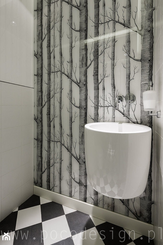 Kolorowy minimalizm - Bez okna ze szkłem na ścianie łazienka - zdjęcie od Pracownia projektowa Poco Design