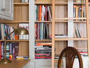 Klasyka pod Warszawą - Małe w osobnym pomieszczeniu z zabudowanym biurkiem biuro - zdjęcie od Pracownia projektowa Poco Design