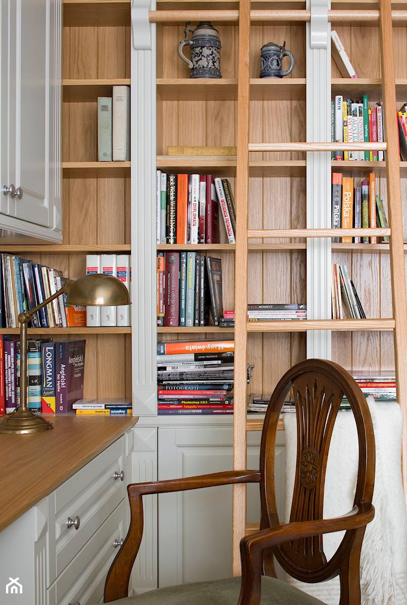 Klasyka pod Warszawą - Małe w osobnym pomieszczeniu z zabudowanym biurkiem biuro - zdjęcie od Pracownia projektowa Poco Design