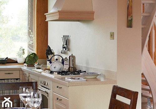 W świerkowych ścianach - Mała otwarta z kamiennym blatem szara z zabudowaną lodówką kuchnia w kształcie litery l z oknem z marmurem nad blatem kuchennym - zdjęcie od Pracownia projektowa Poco Design