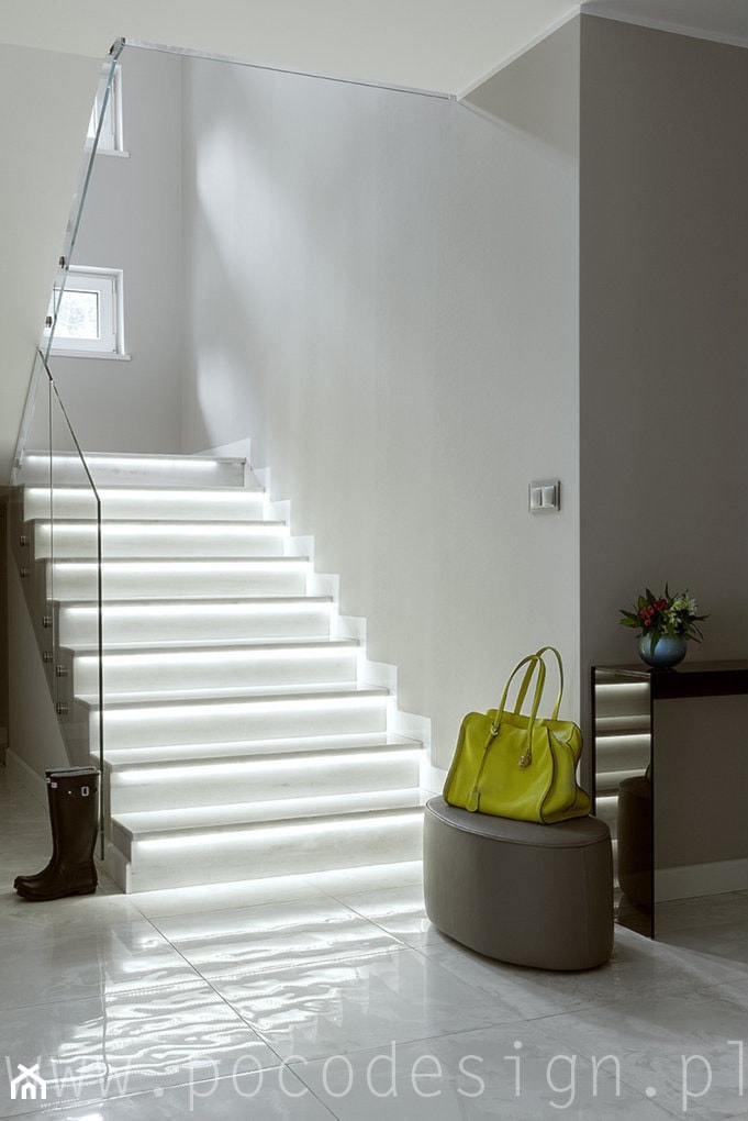 Kolorowy minimalizm - Schody - zdjęcie od Pracownia projektowa Poco Design