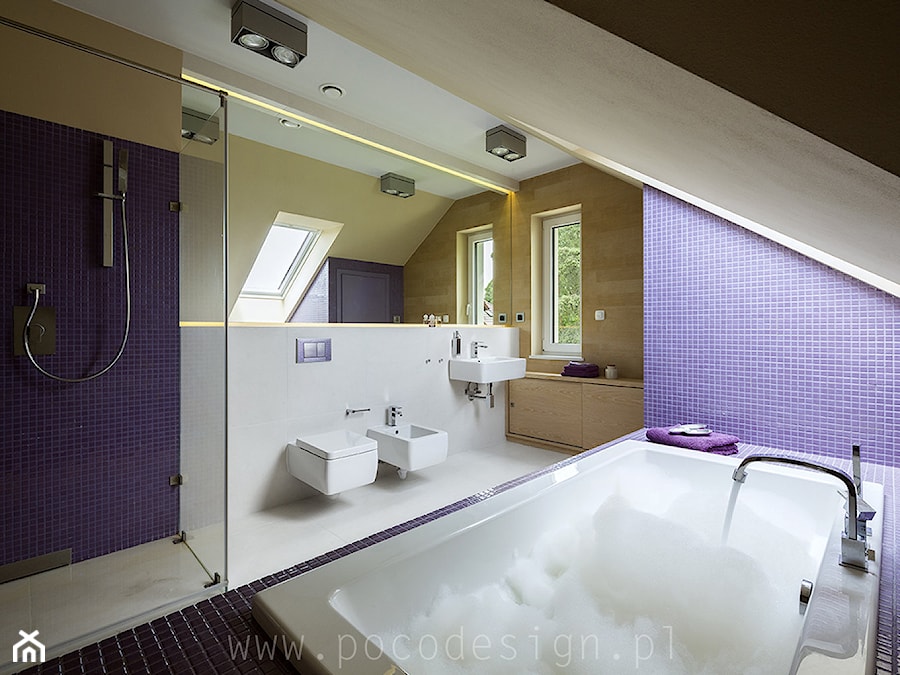 Kolorowy minimalizm - Duża na poddaszu z lustrem z punktowym oświetleniem łazienka z oknem - zdjęcie od Pracownia projektowa Poco Design