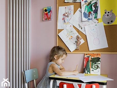 Aranżacje wnętrz - Pokój dziecka: Ćwierkanie na ścianie - Mały różowy pokój dziecka dla dziecka dla chłopca dla dziewczynki - Pracownia projektowa Poco Design. Przeglądaj, dodawaj i zapisuj najlepsze zdjęcia, pomysły i inspiracje designerskie. W bazie mamy już prawie milion fotografii!