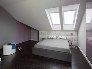 Kolorowy minimalizm - Duża biała fioletowa szara sypialnia na poddaszu - zdjęcie od Pracownia projektowa Poco Design